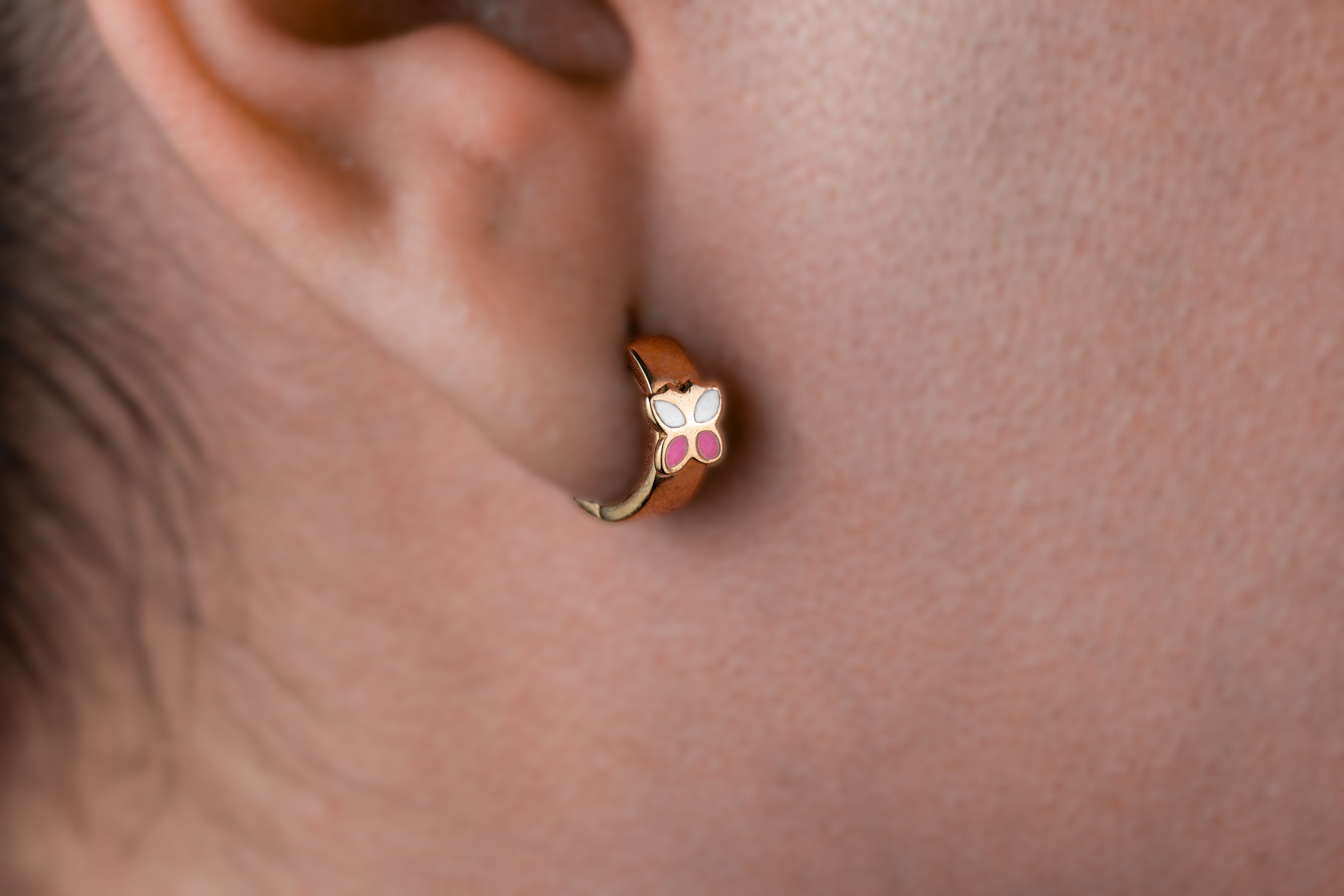 Argolla mariposa rosada con blanco