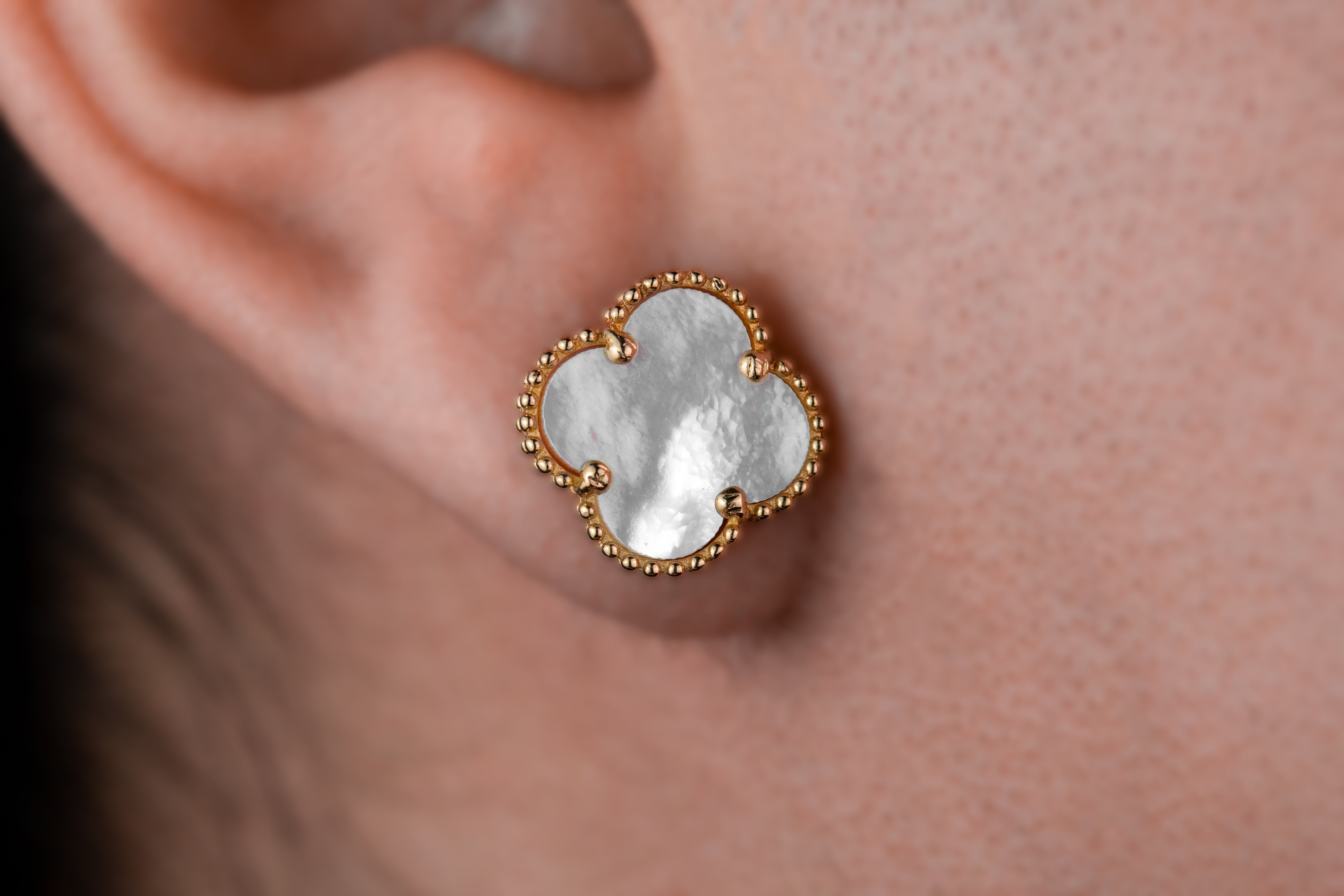 Arete Van Cleef concha nacar blanco