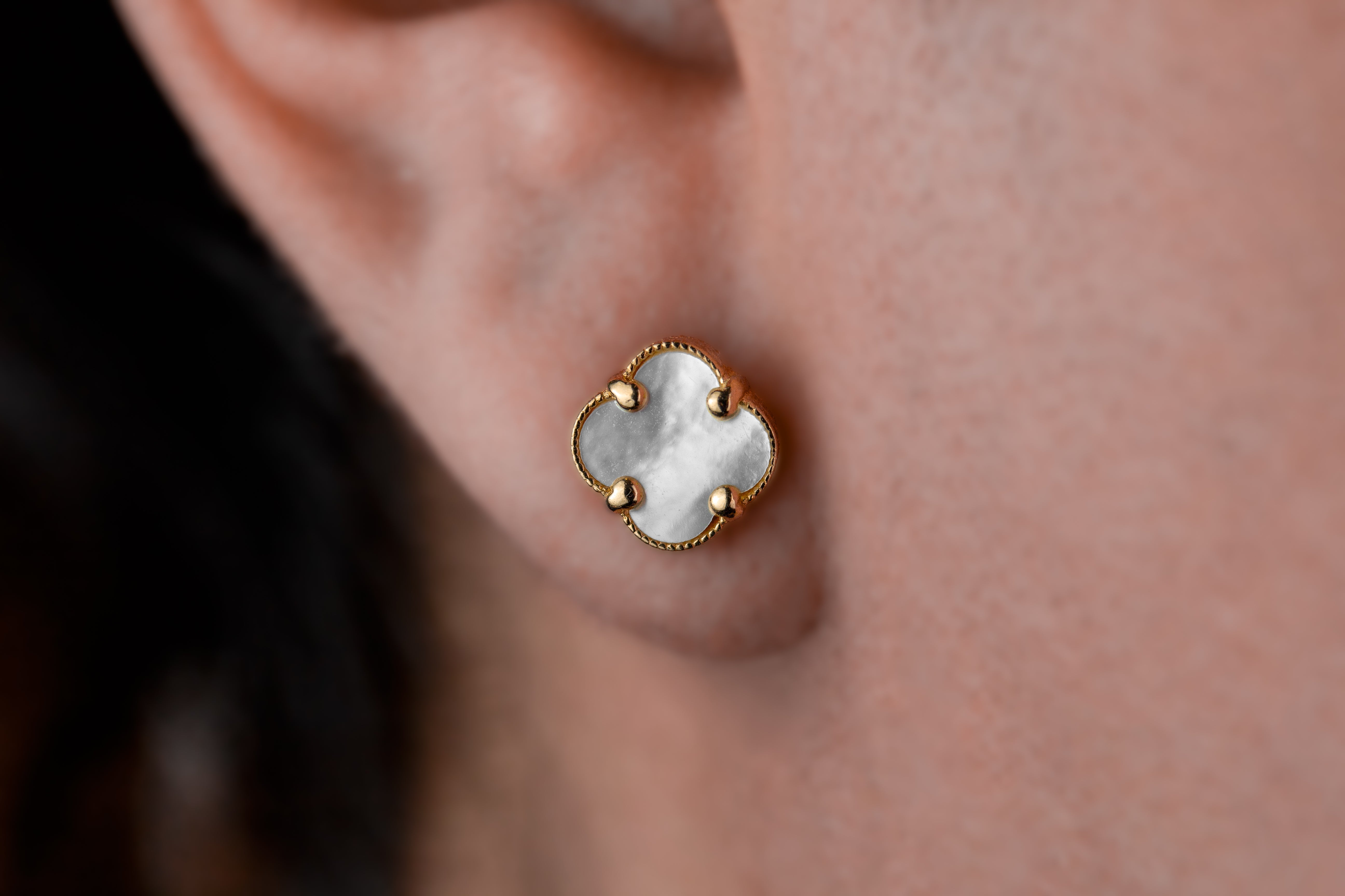 Arete Van Cleef concha nacar blanco