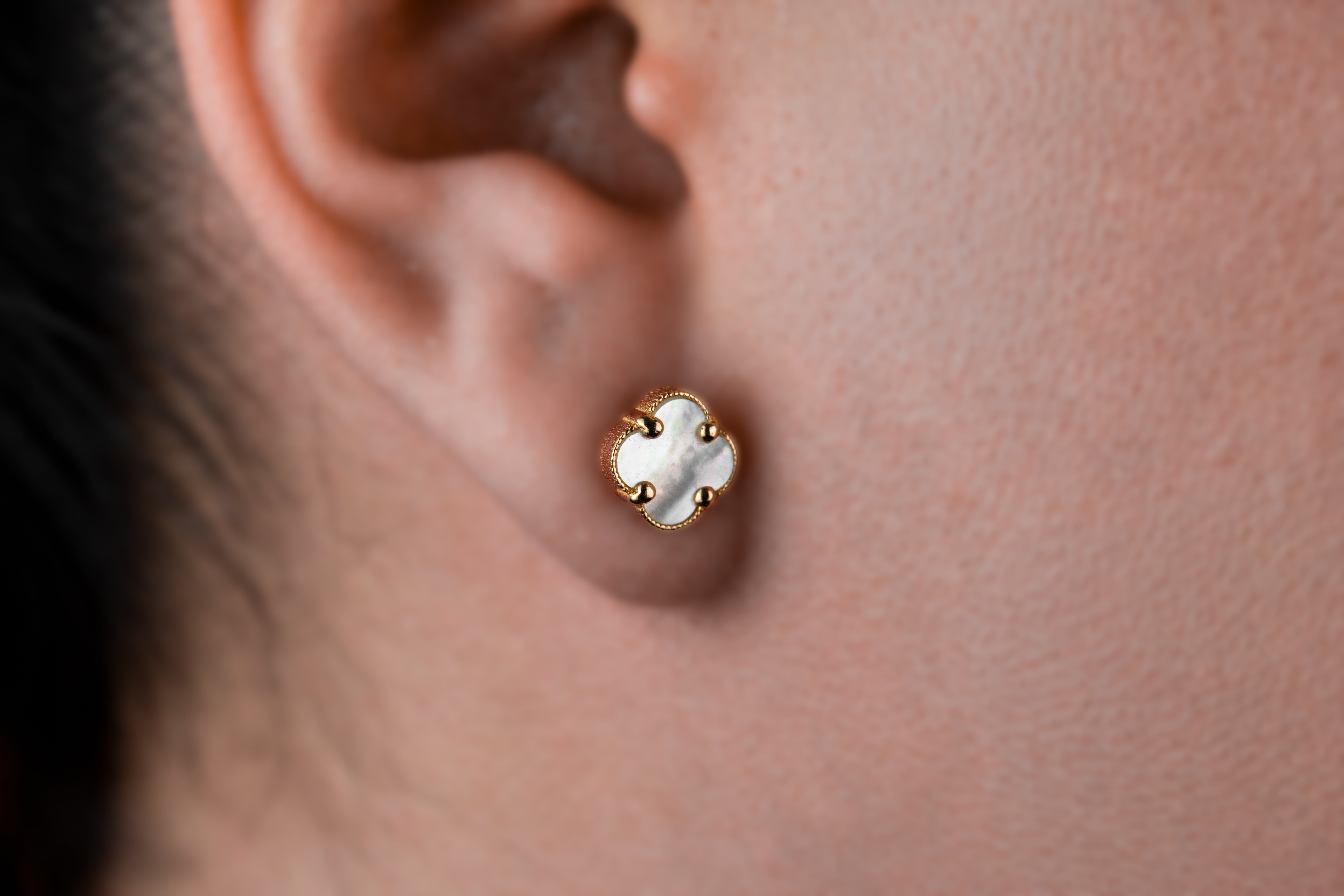 Arete Van Cleef concha nacar blanco